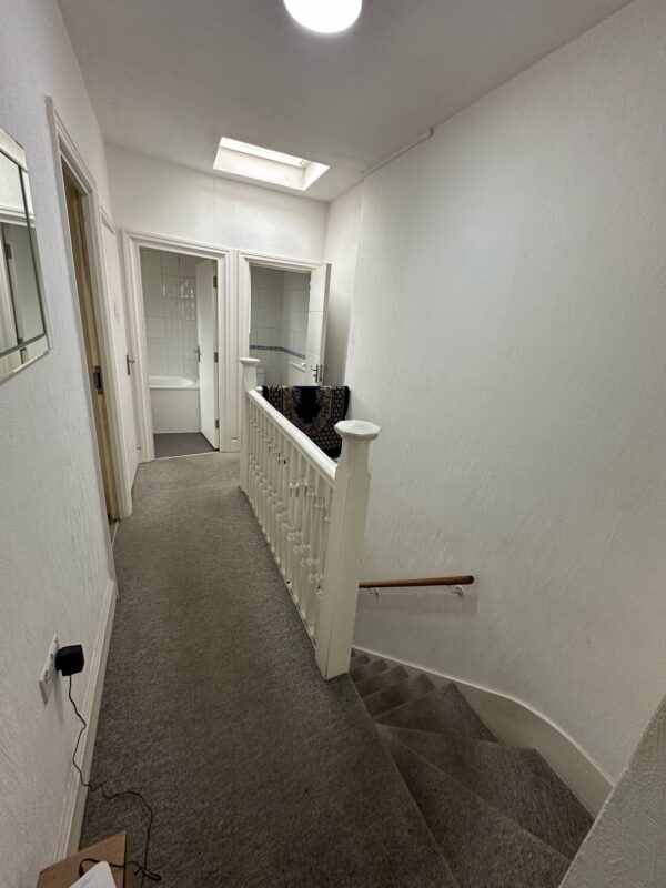 Room north double - Image 2